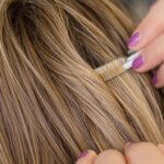 Aplicação de mega hair fio a fio em cabelos.