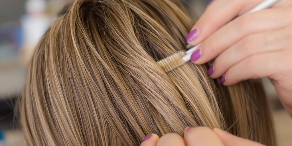 Aplicação de mega hair fio a fio em cabelos.