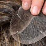 Mega Hair de Tela costurada sendo aplicada no cabelo de uma pessoa.